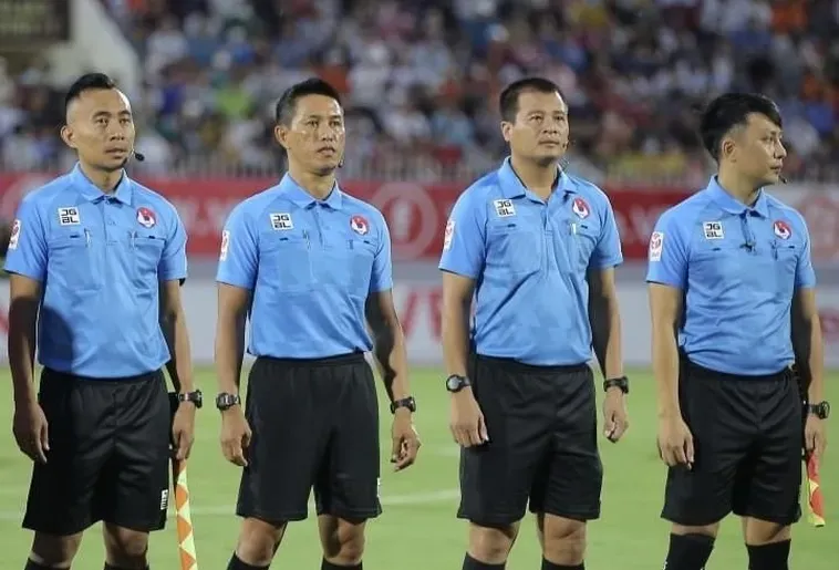 Vai Trò Quan Trọng Của Trợ Lý Trọng Tài Bóng Đá Trên Sân